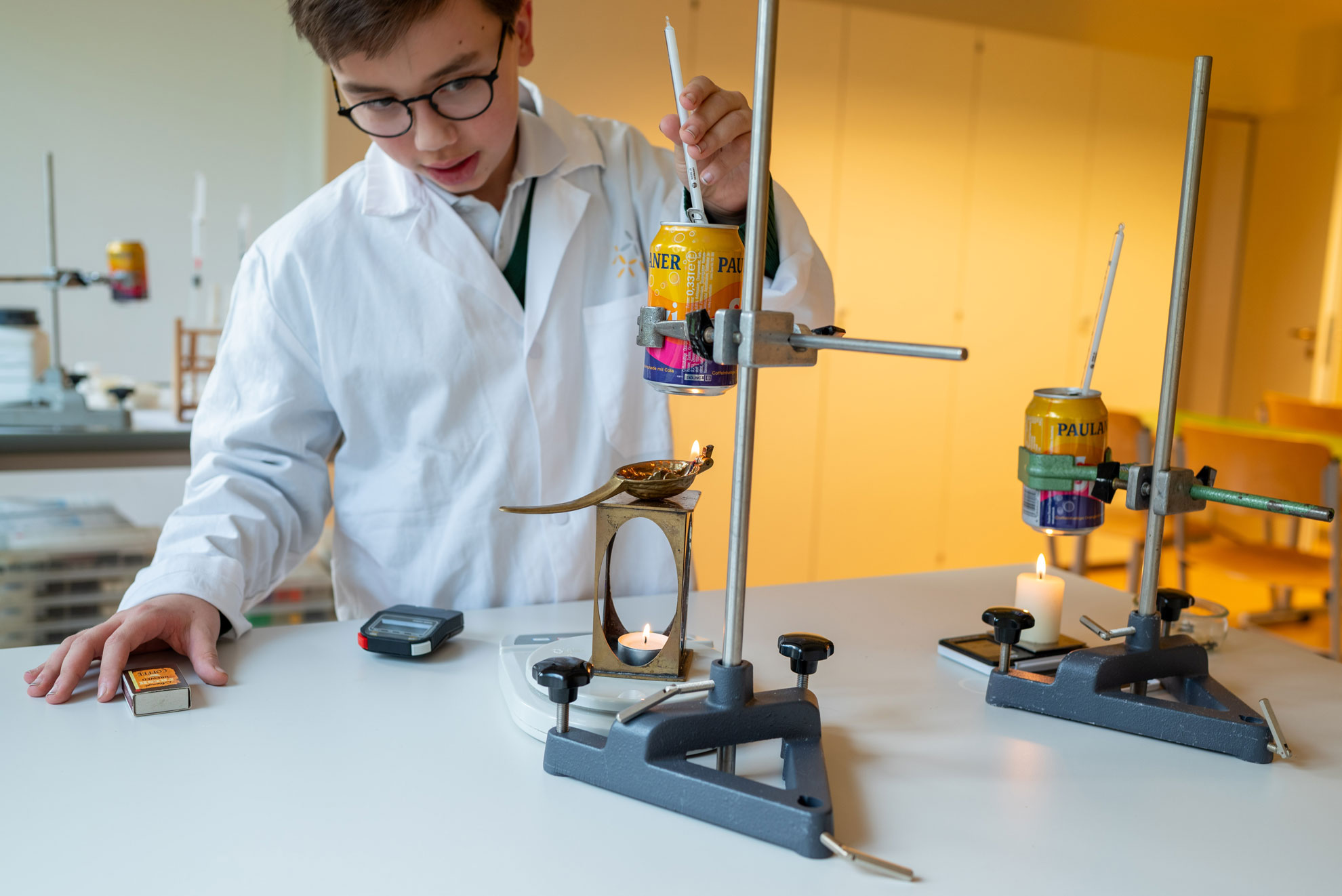 Beim Experimentieren für Jugend forscht im Gymnasium Eggenberg